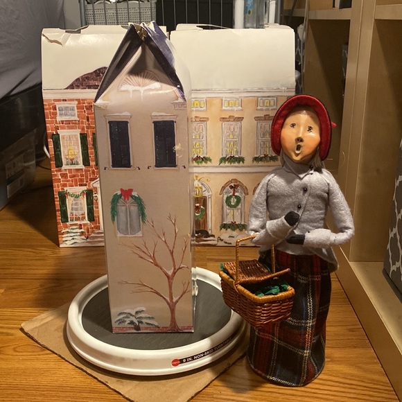 Byers Choice Carolers - Woman holding basket - Picture 9 of 12